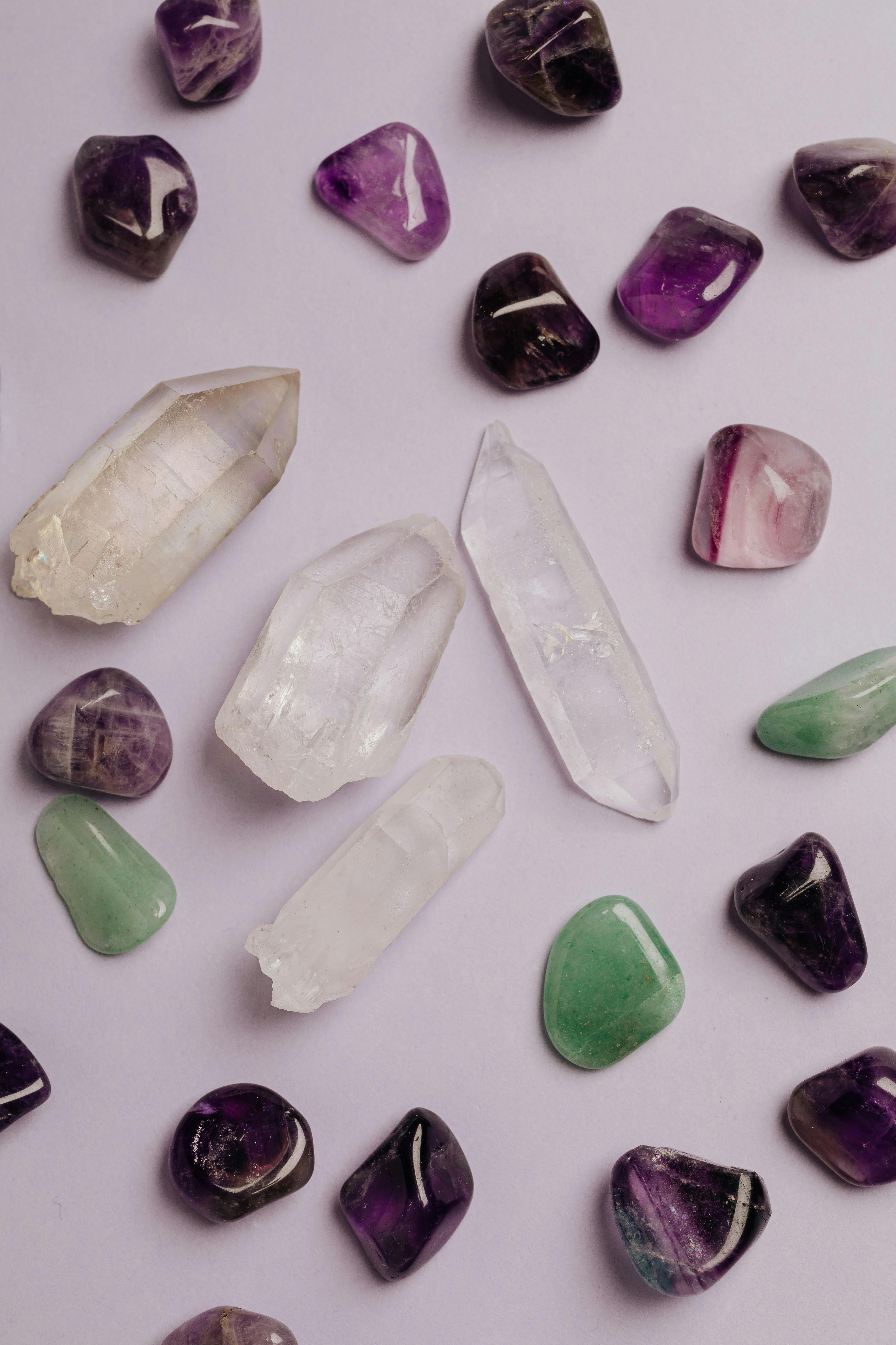 Edelsteine wie Amethyst und Bergkristall für die Edelsteinmassage